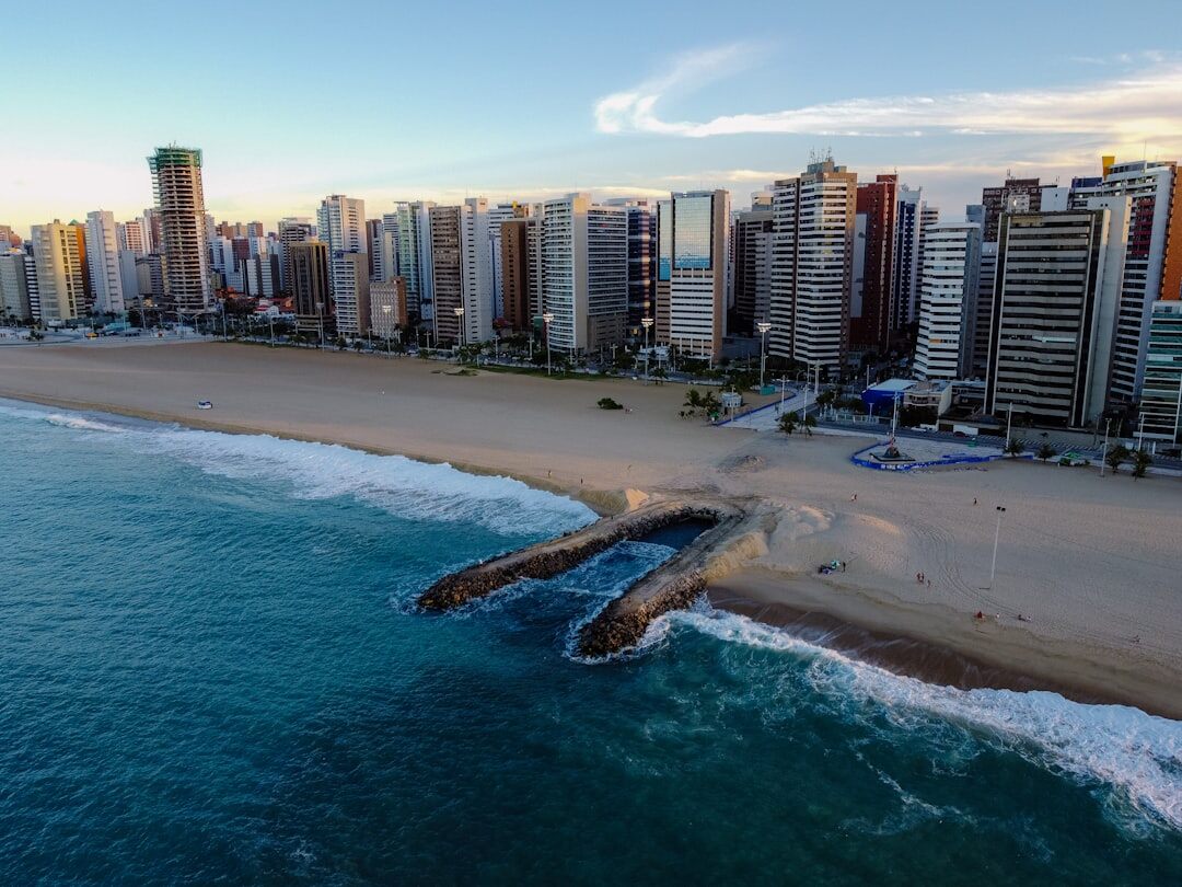 Vista aérea de la costa de Punta del Este con edificios de lujo y playa